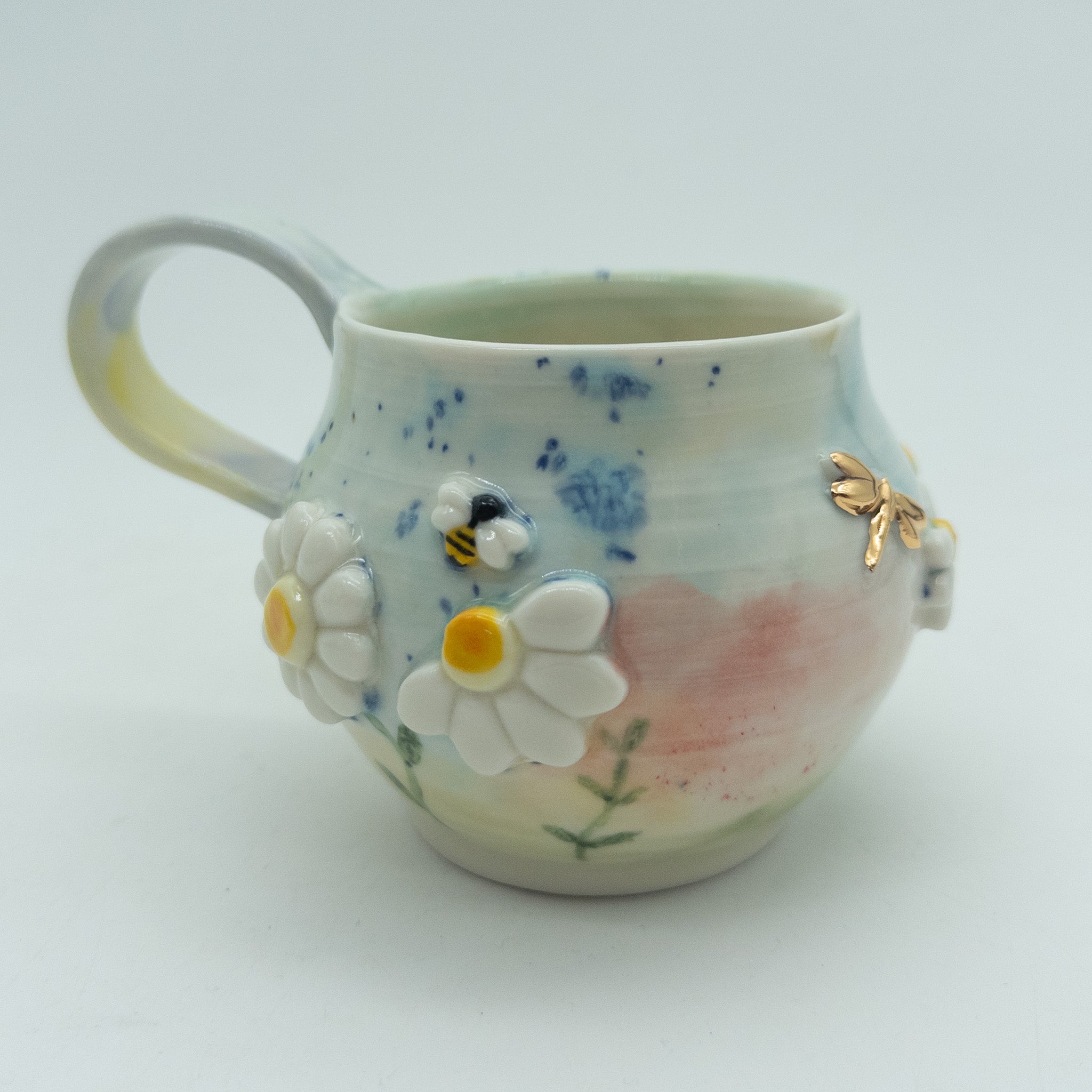 Kop med blomster og insekter