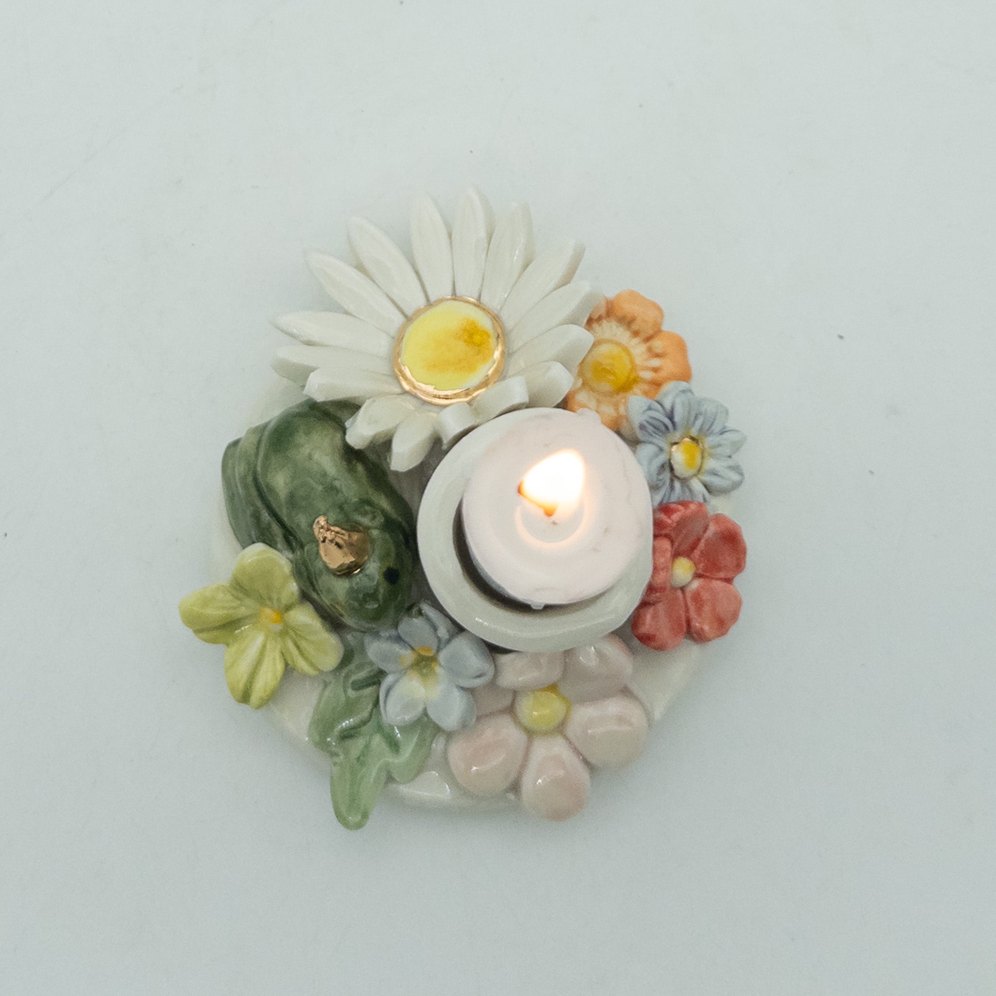 Lysestage med blomster