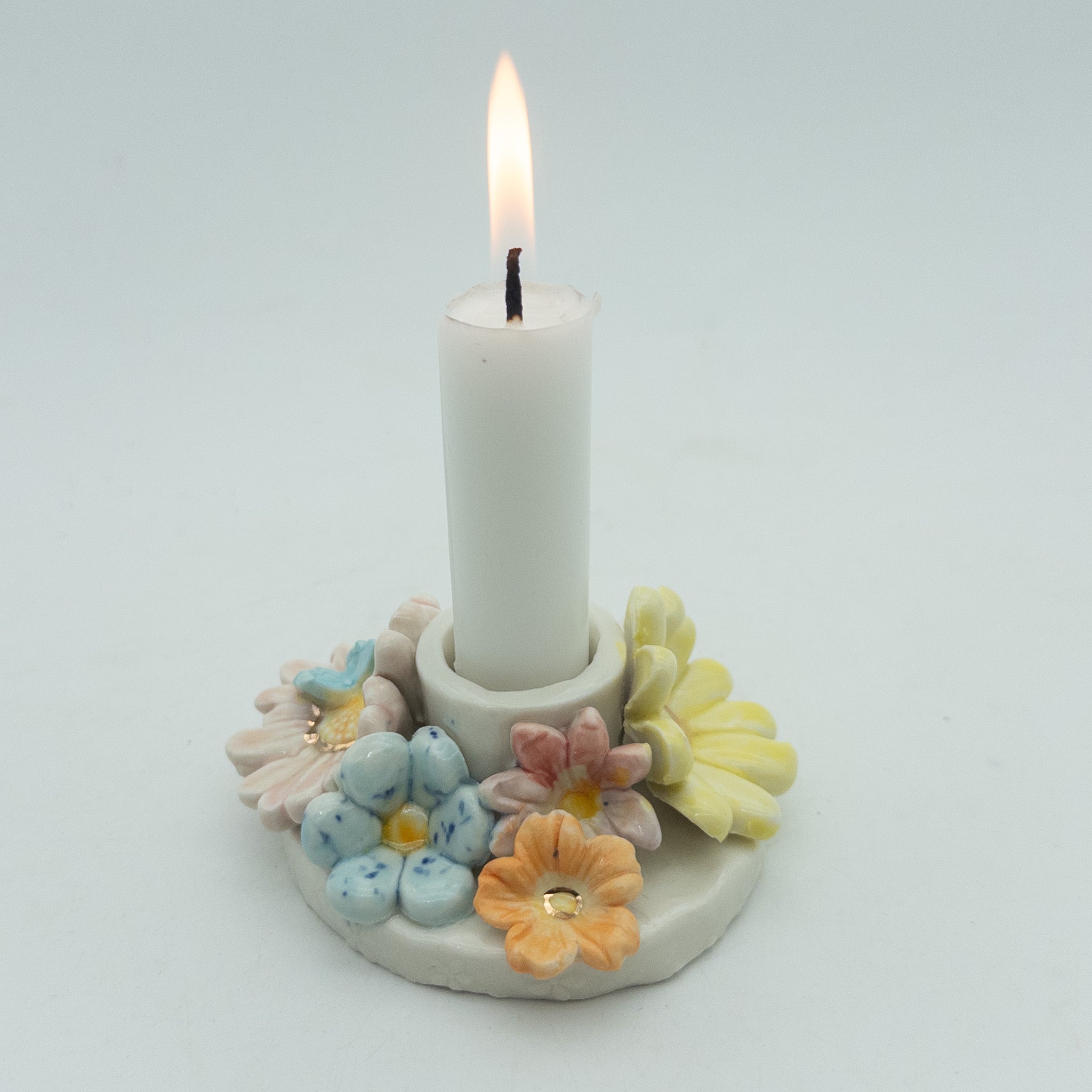 Lysestage med blomster