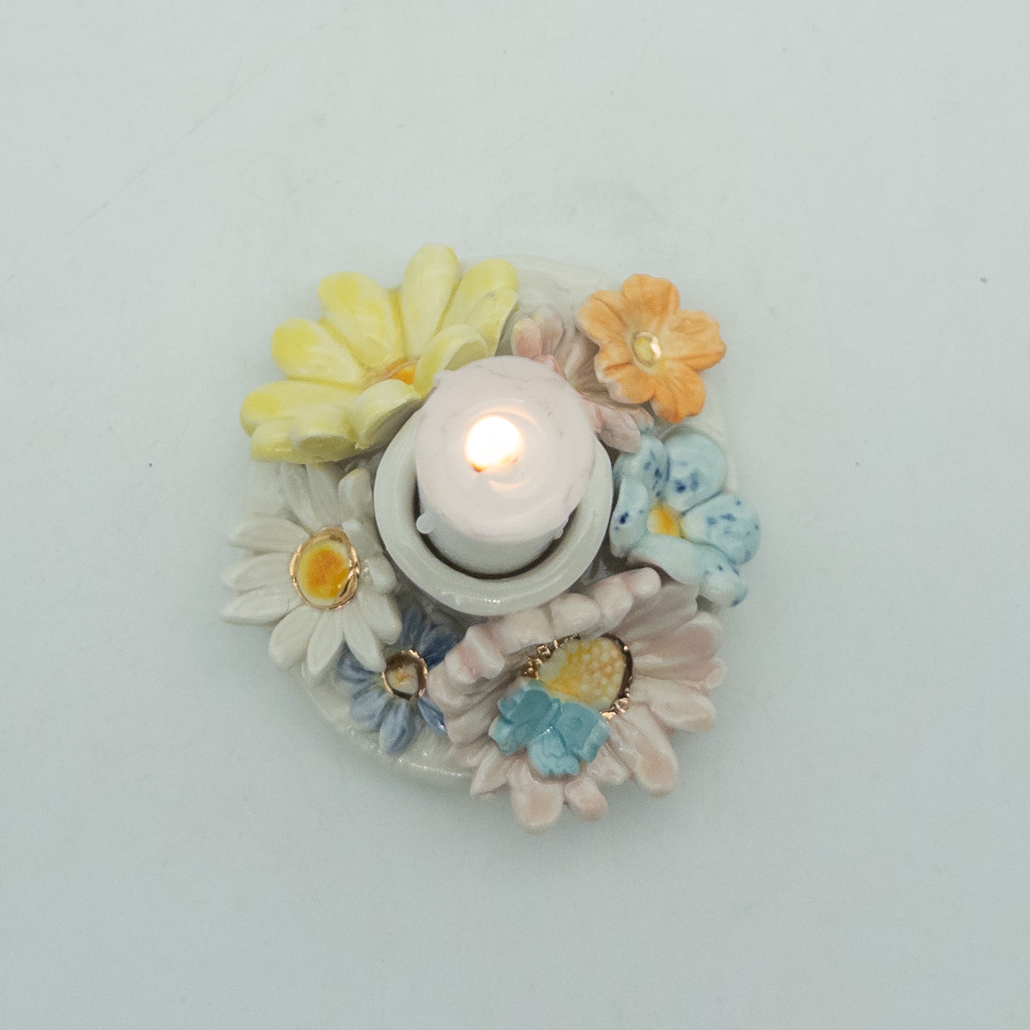 Lysestage med blomster