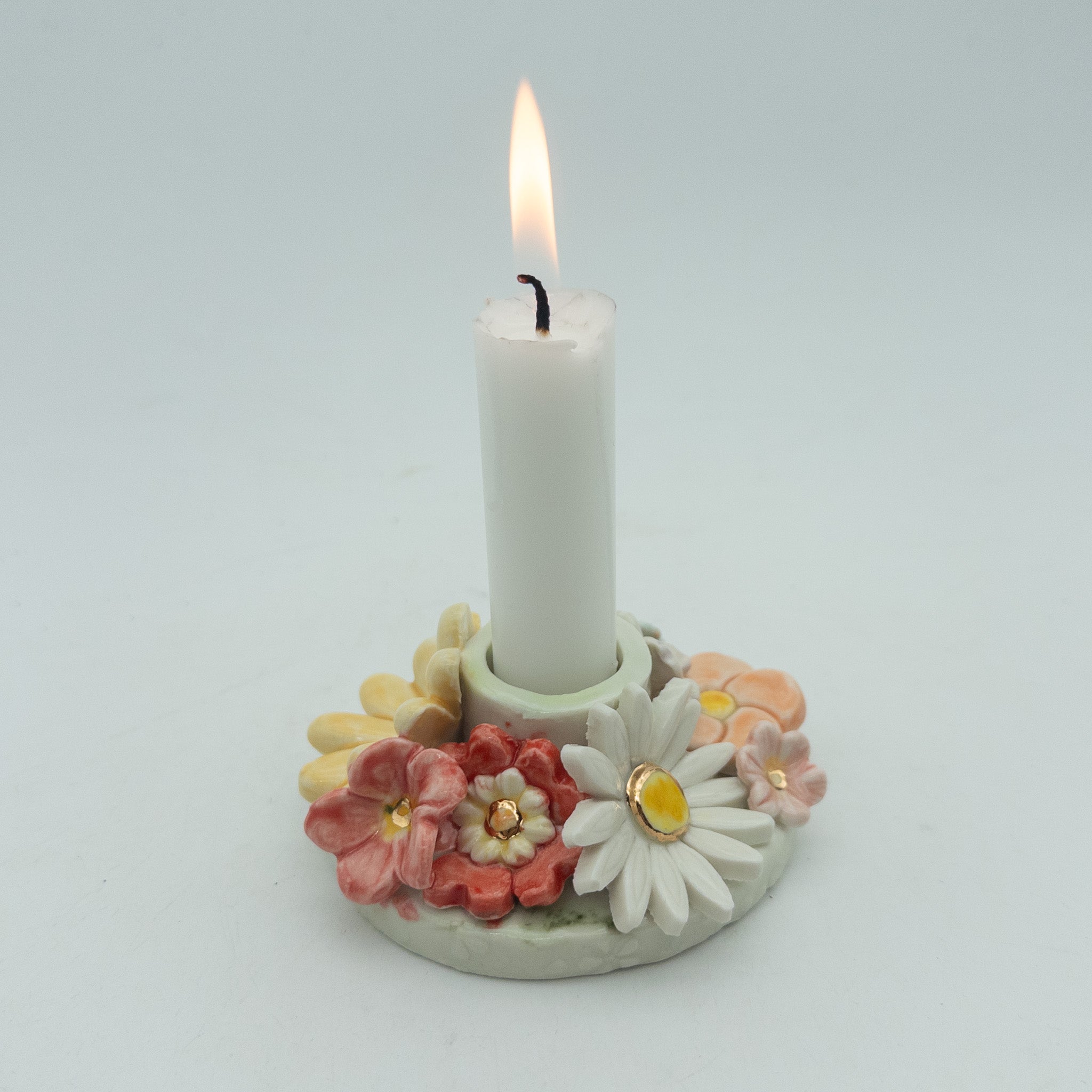 Lysestage med blomster