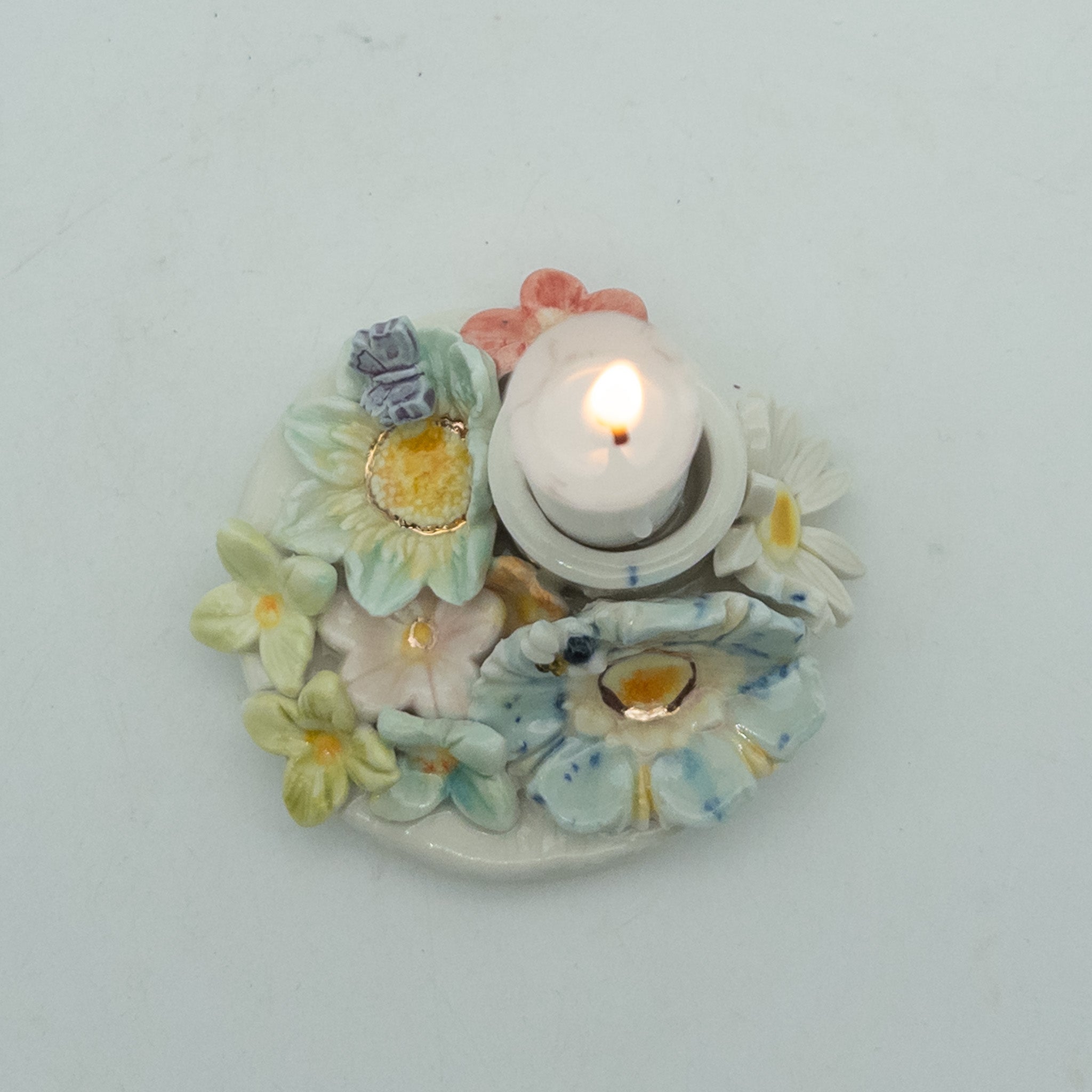 Lysestage med blomster