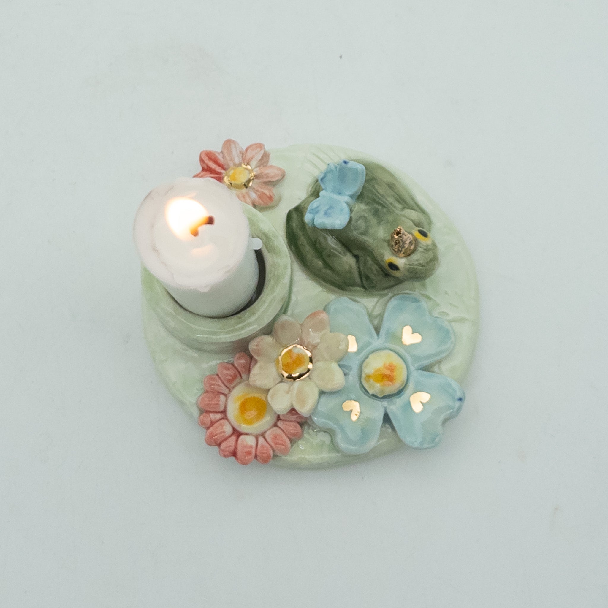 Lysestage med blomster