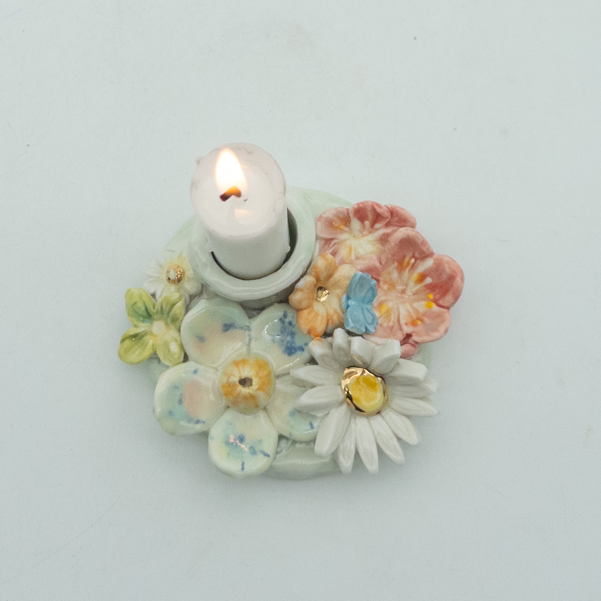 Lysestage med blomster