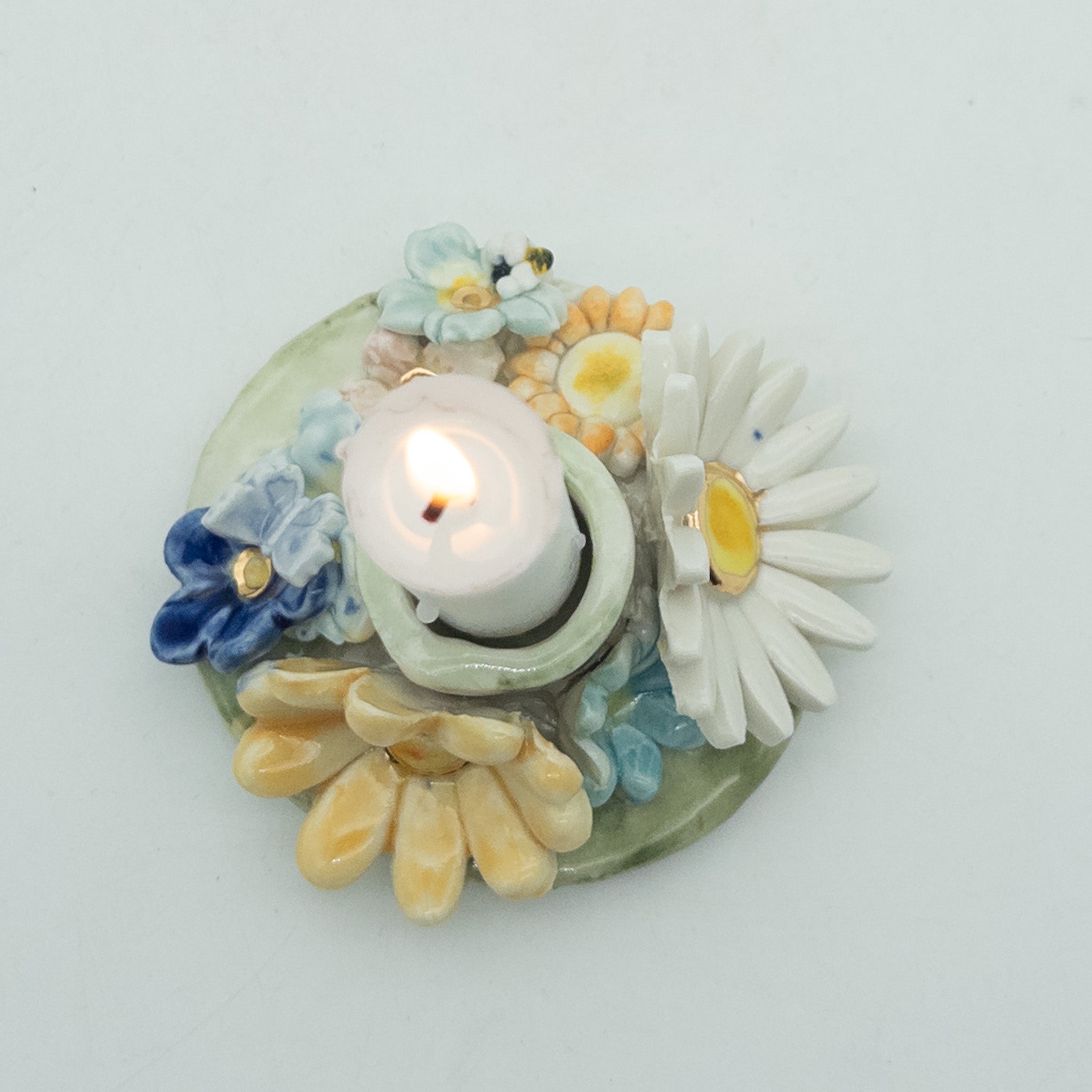 Lysestage med blomster