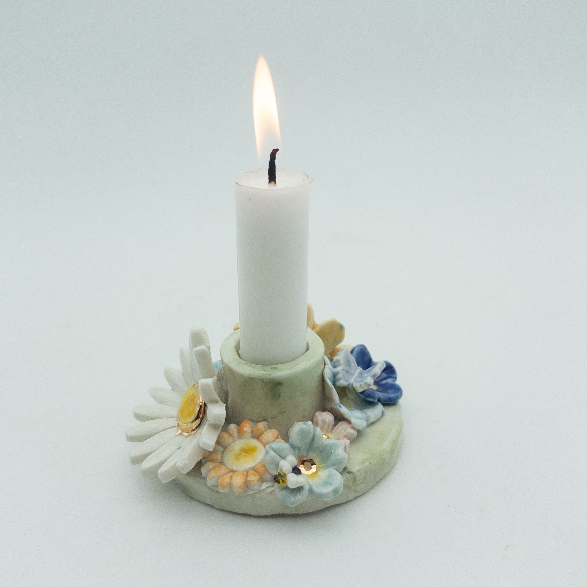 Lysestage med blomster