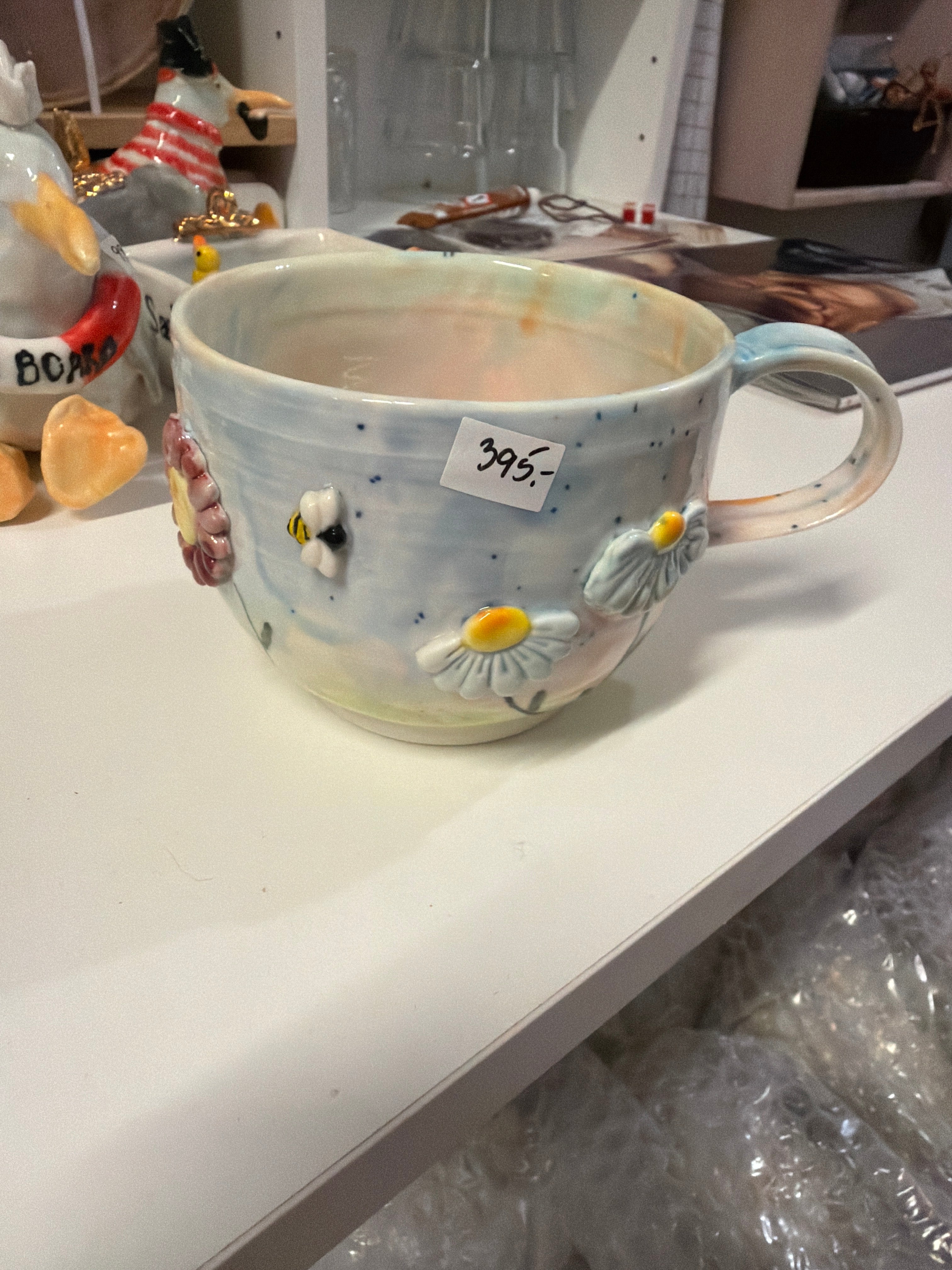 Kop med blomster og insekter