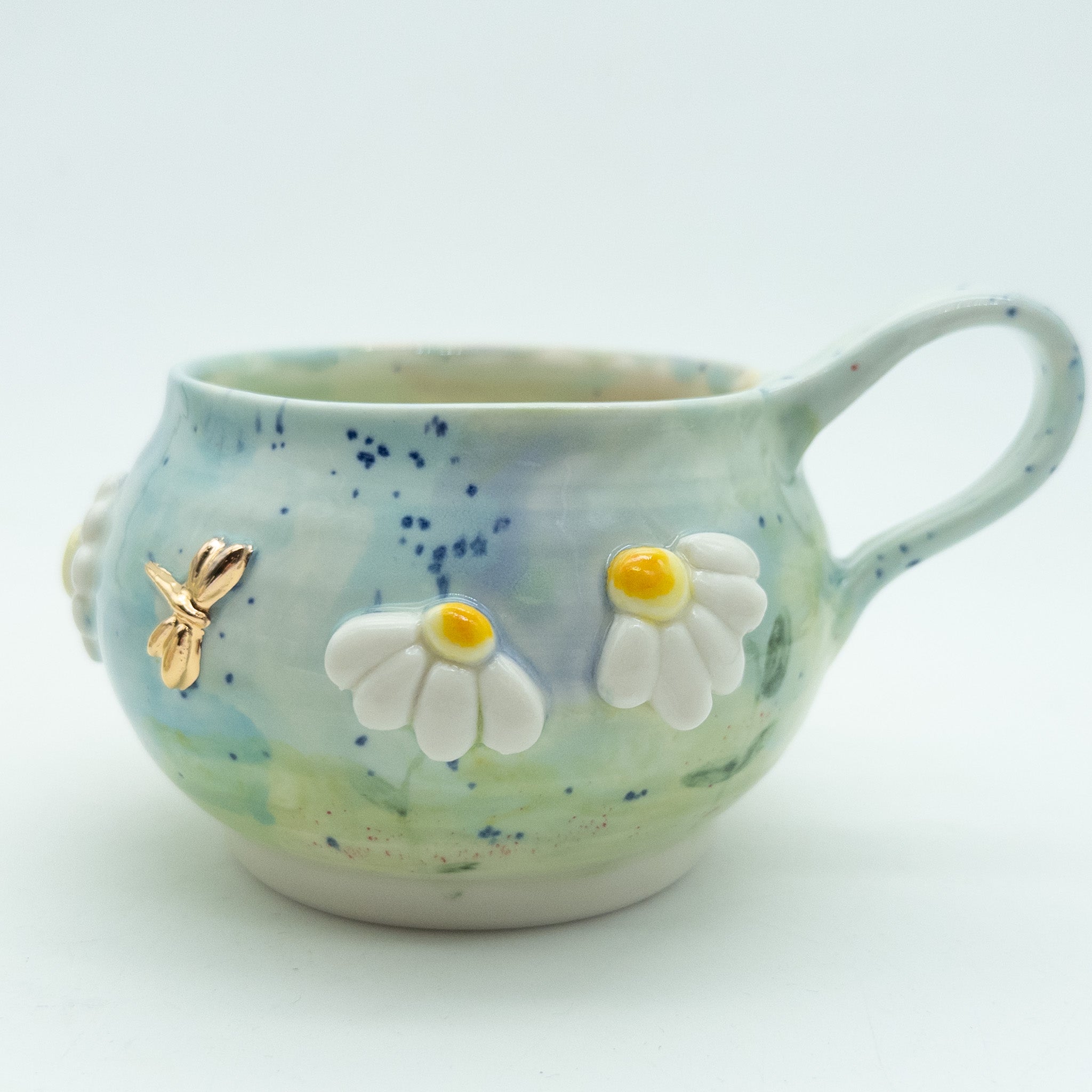 Kop med blomster og insekter