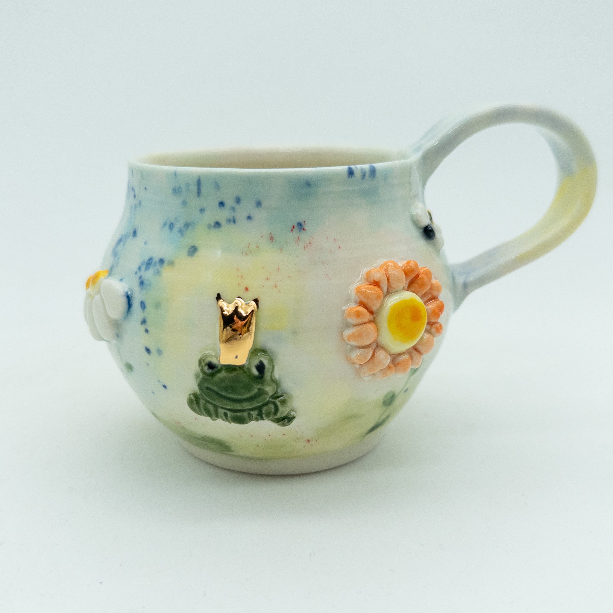 Kop med blomster og insekter