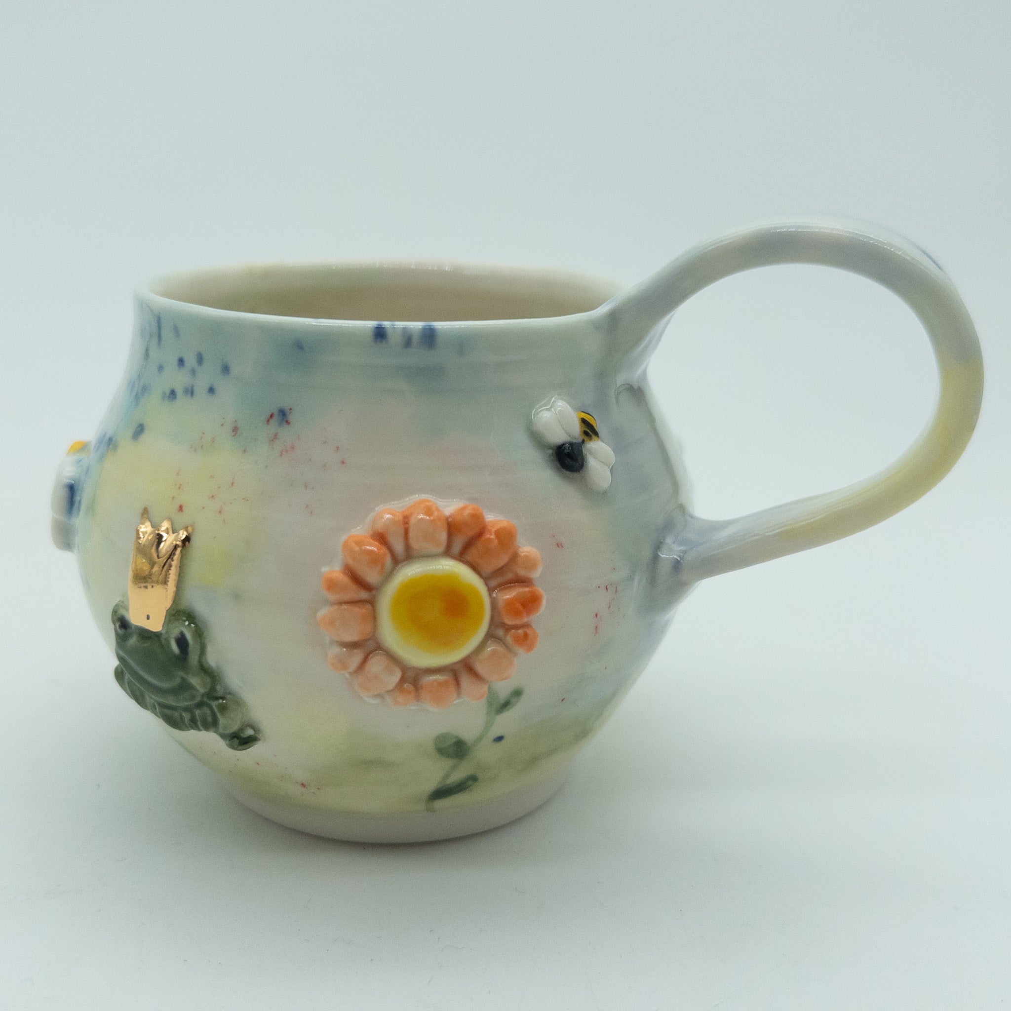 Kop med blomster og insekter