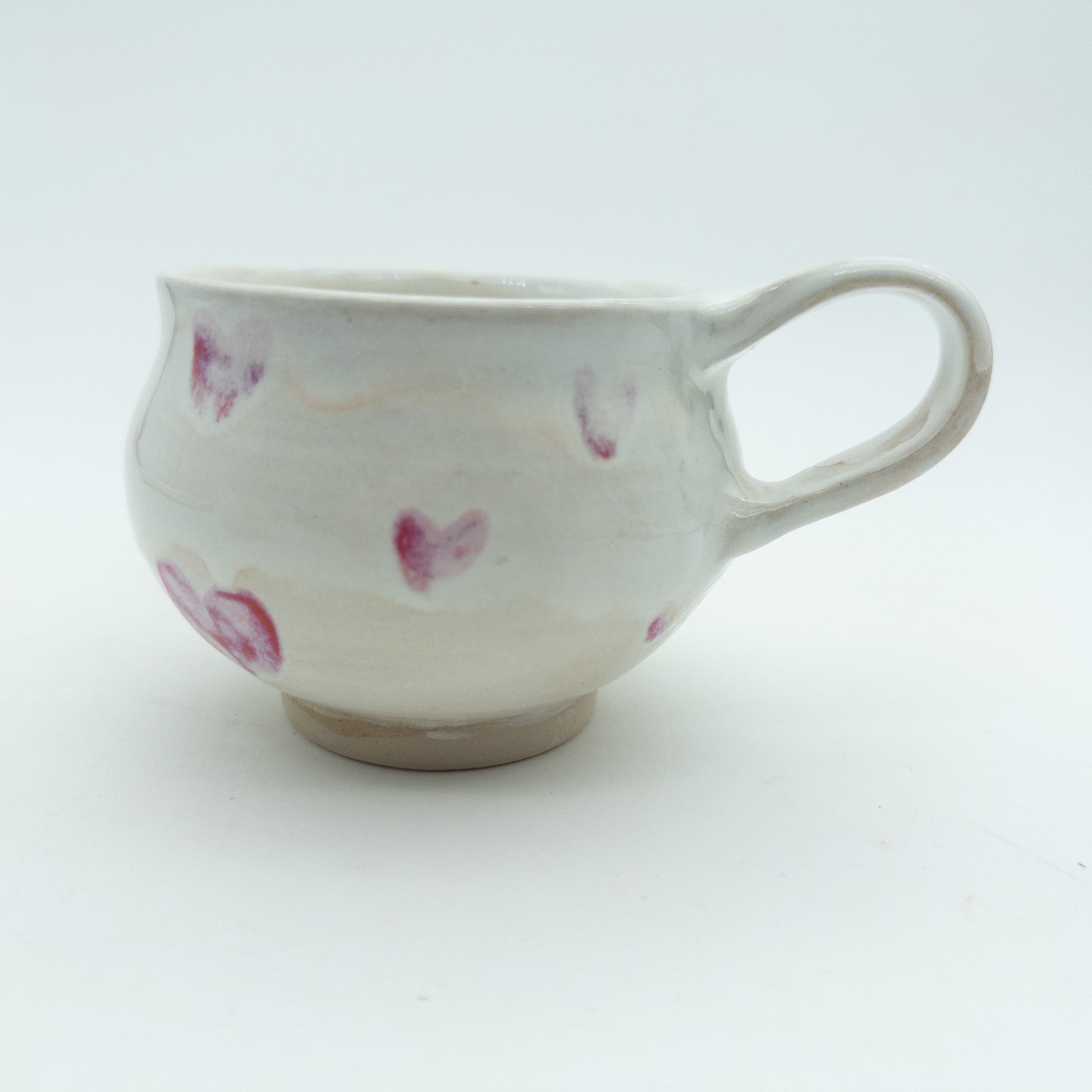 Kop med røde hjerter