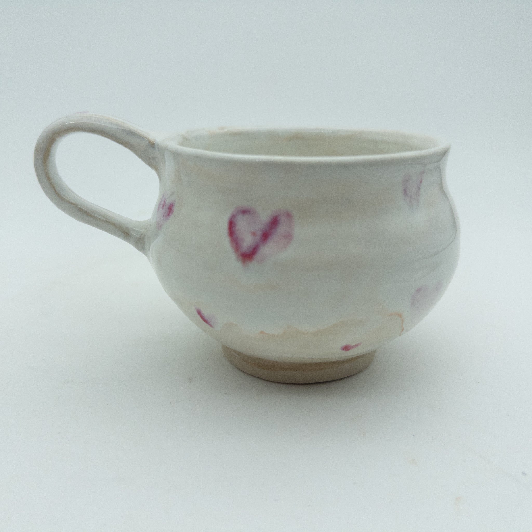 Kop med røde hjerter