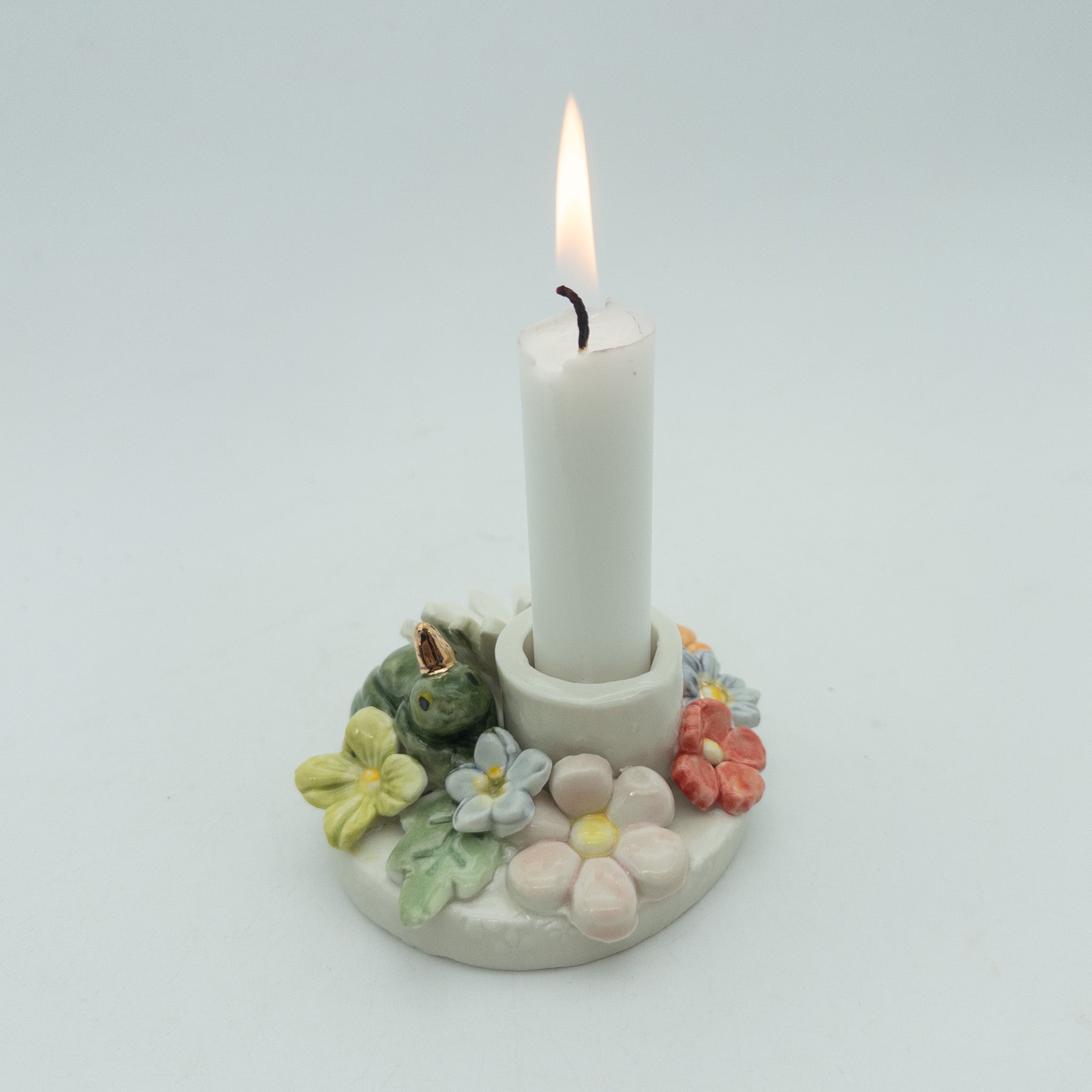 Lysestage med blomster