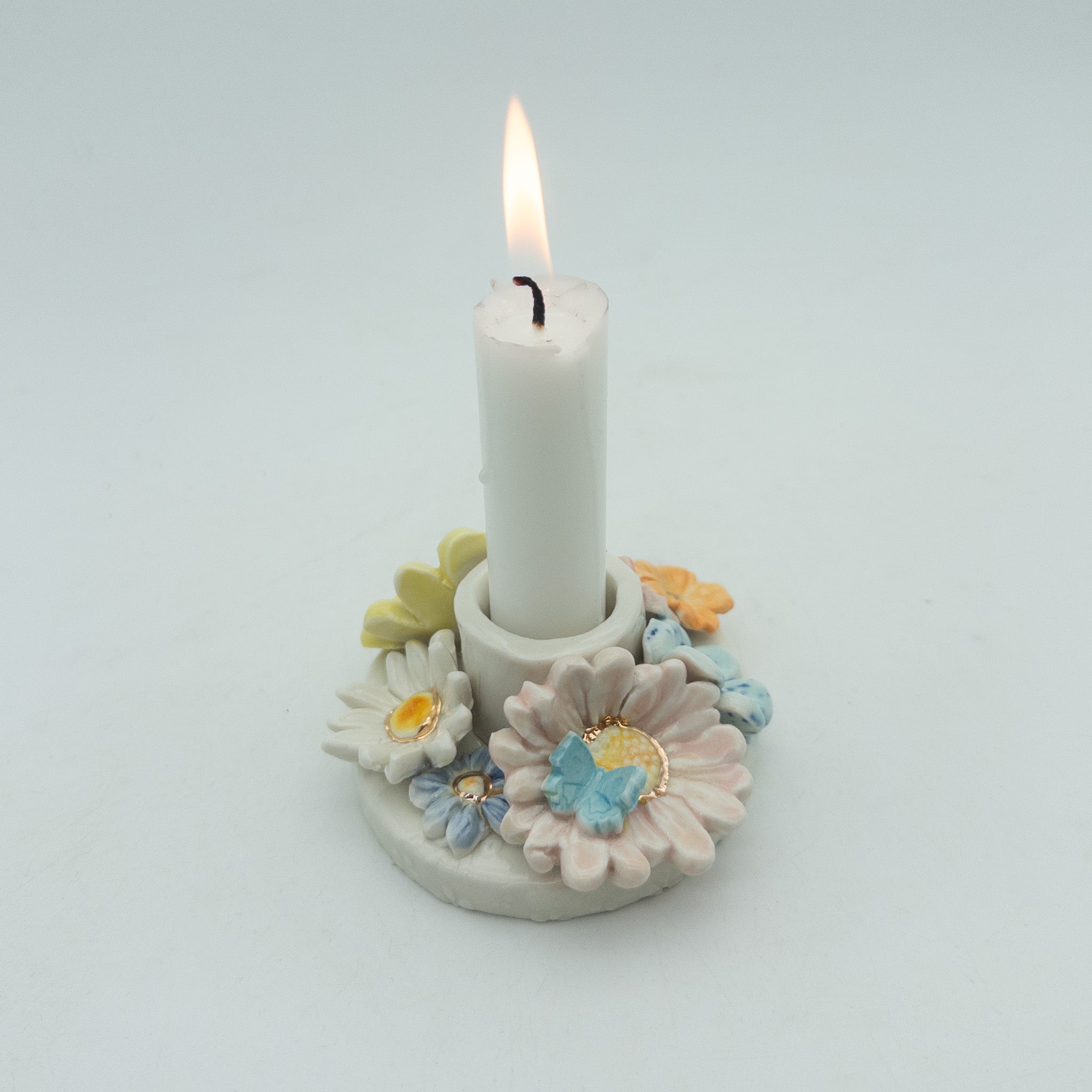 Lysestage med blomster