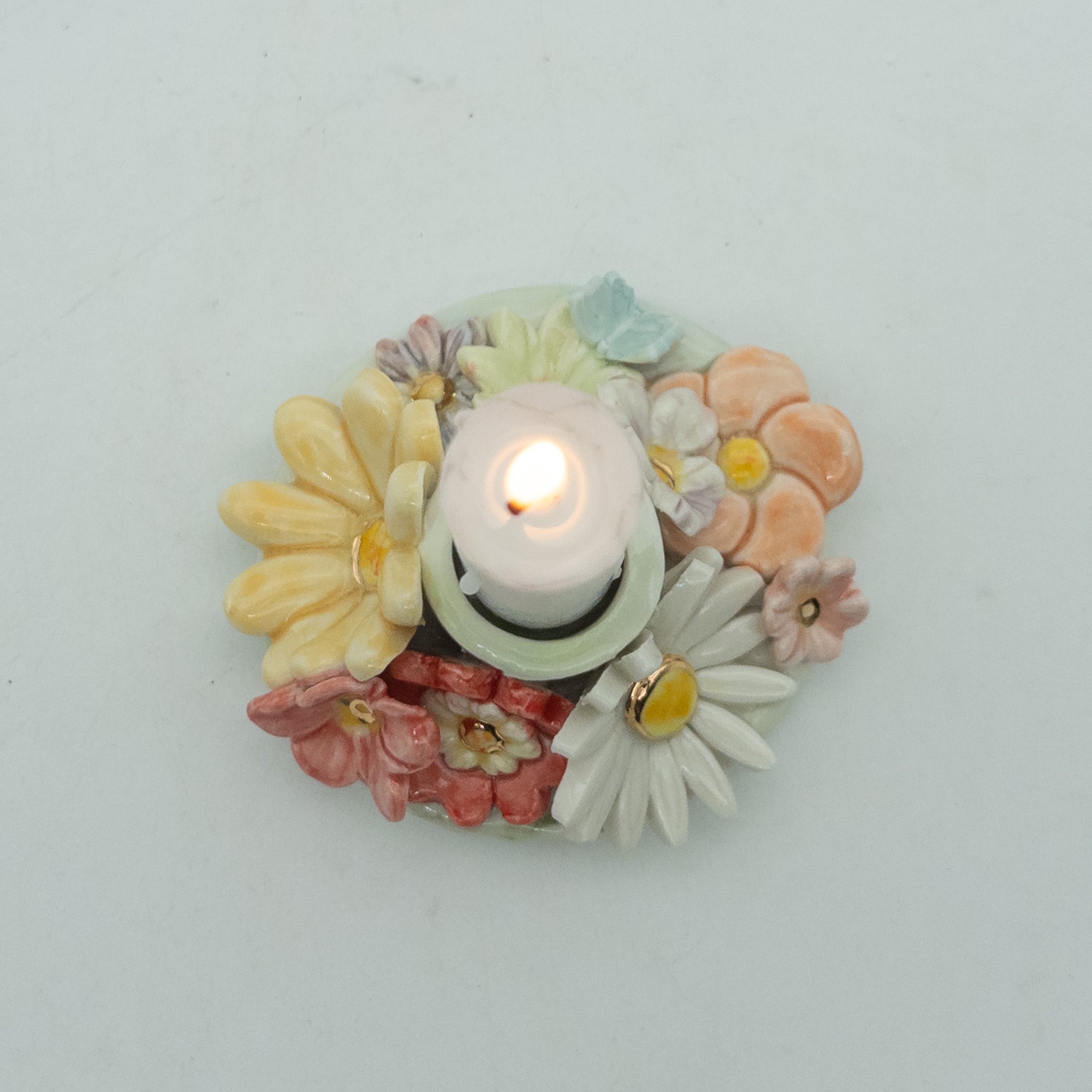 Lysestage med blomster