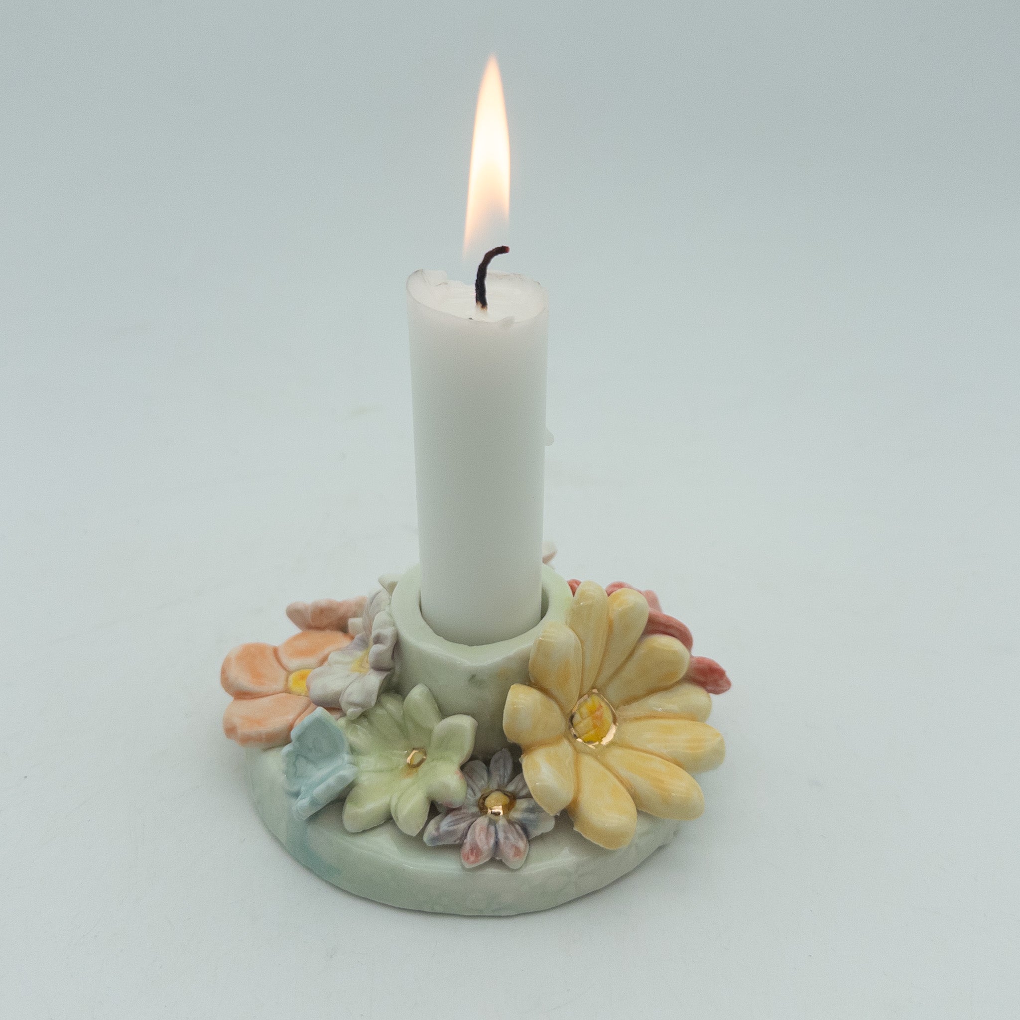 Lysestage med blomster