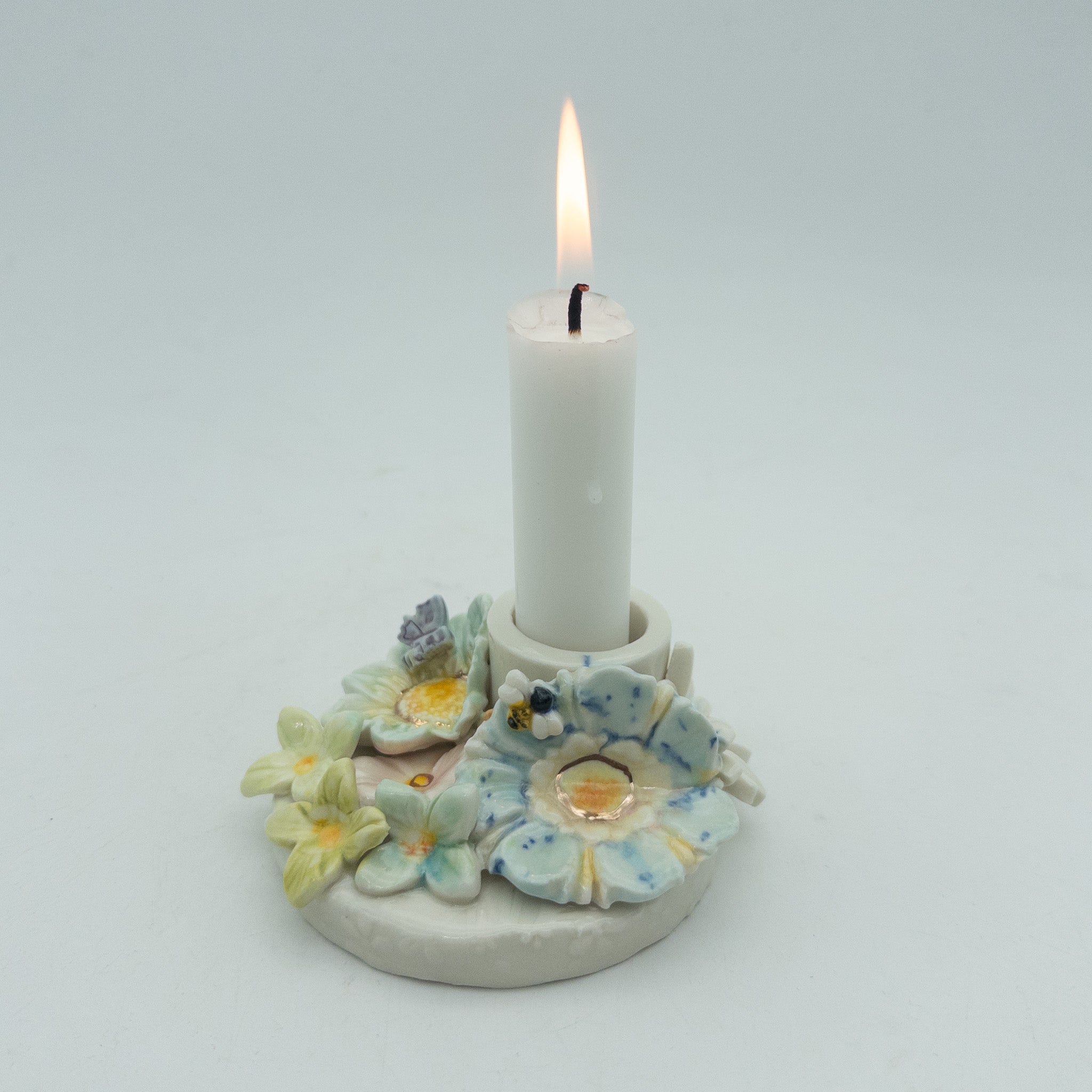 Lysestage med blomster