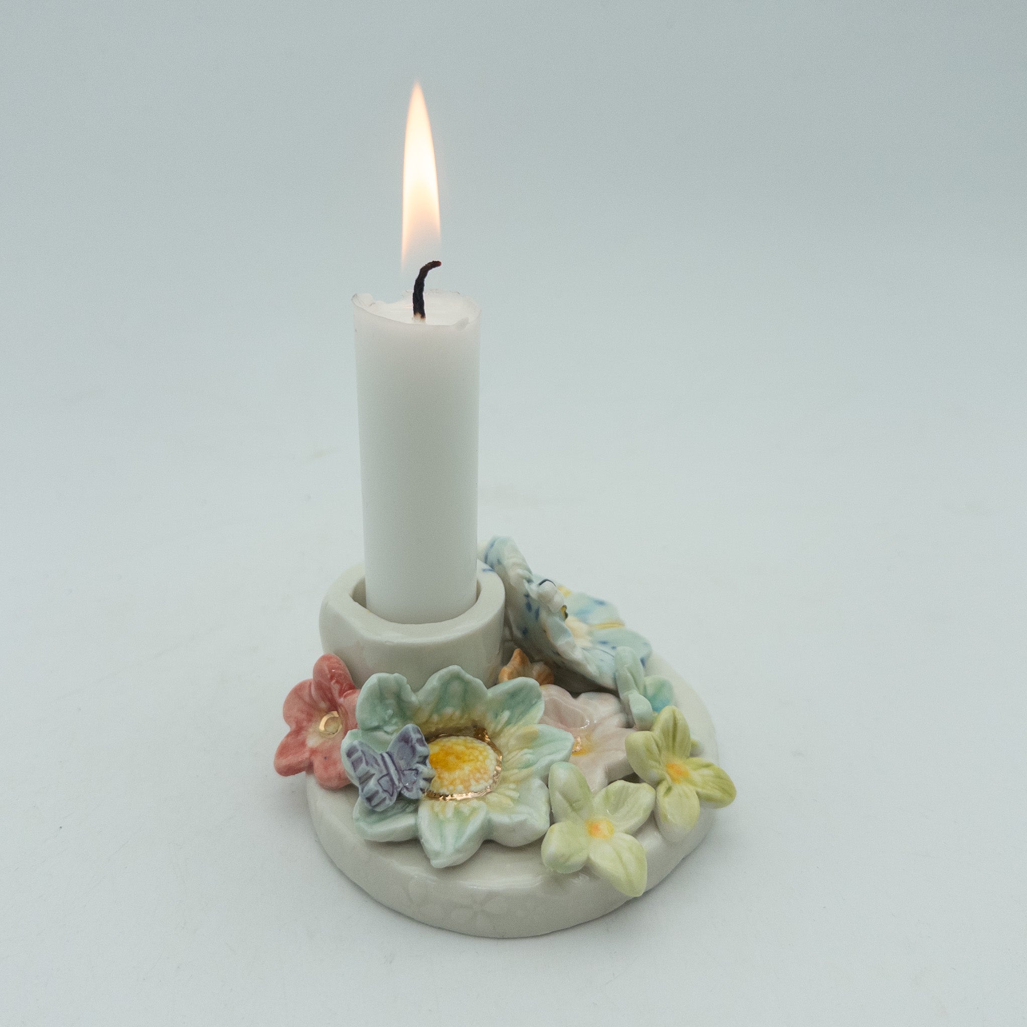 Lysestage med blomster