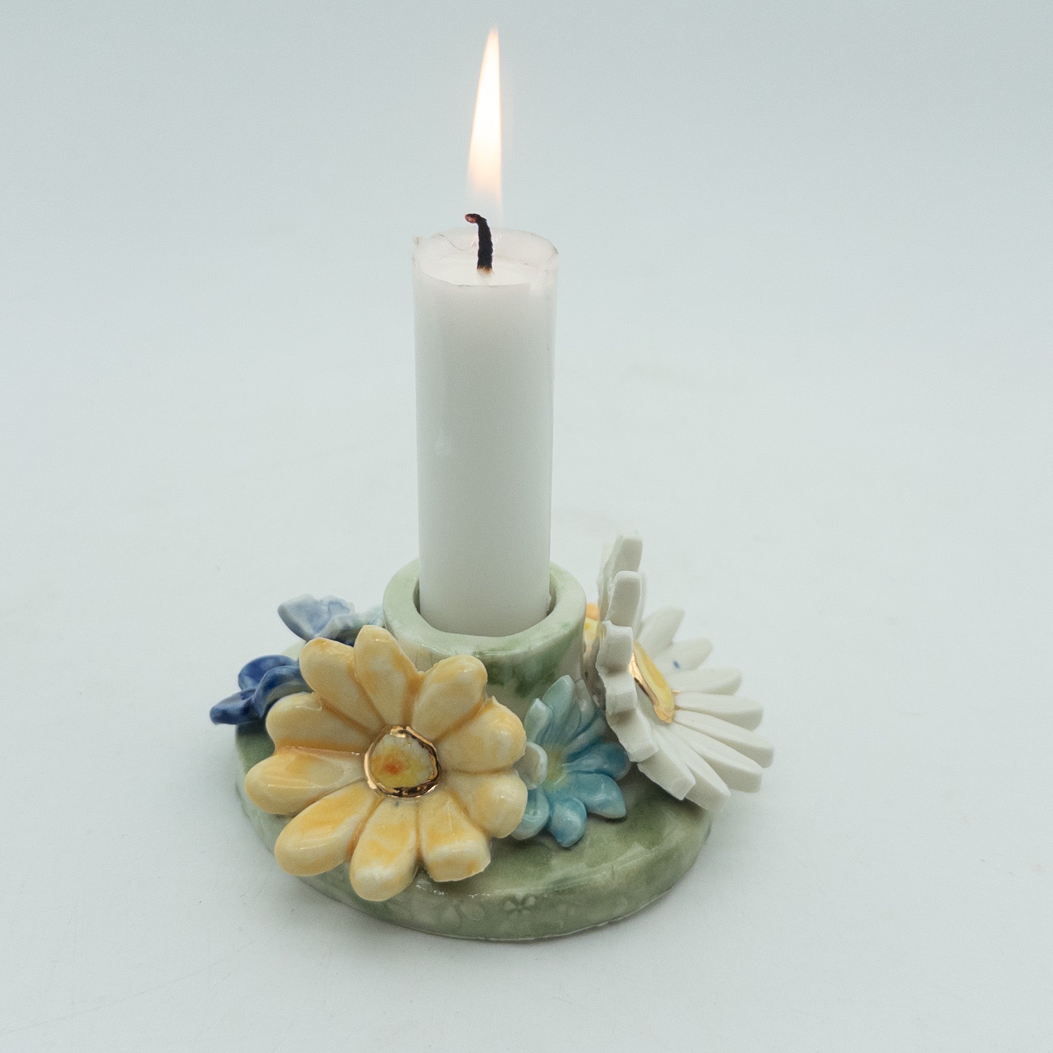 Lysestage med blomster