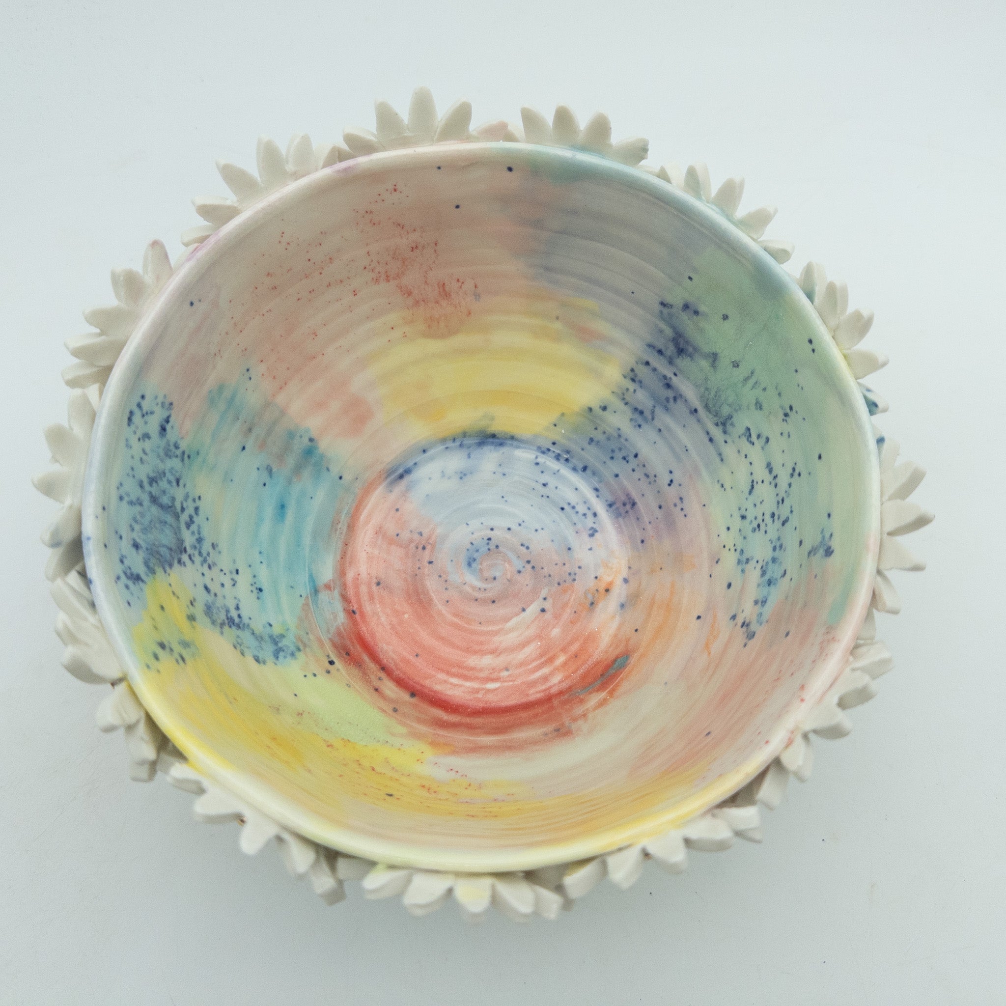 Farverig skål med margueritter