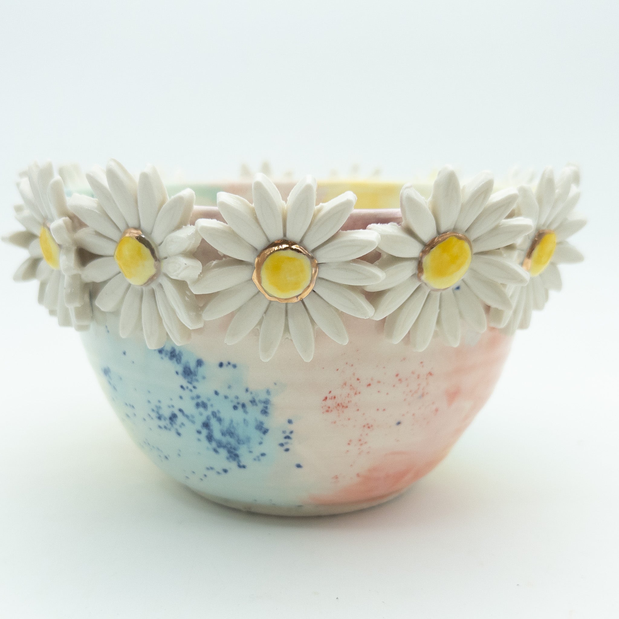 Farverig skål med margueritter