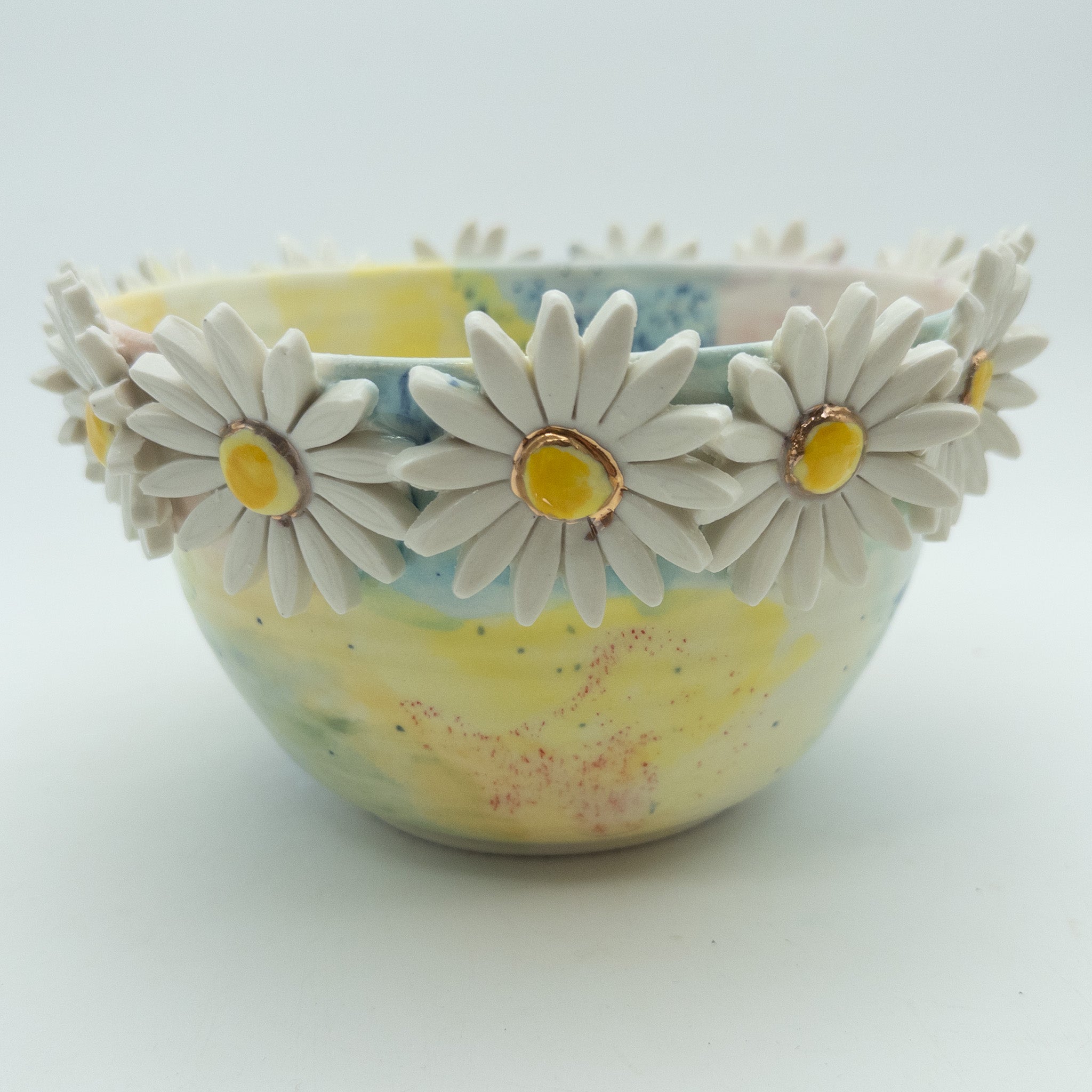 Farverig skål med margueritter