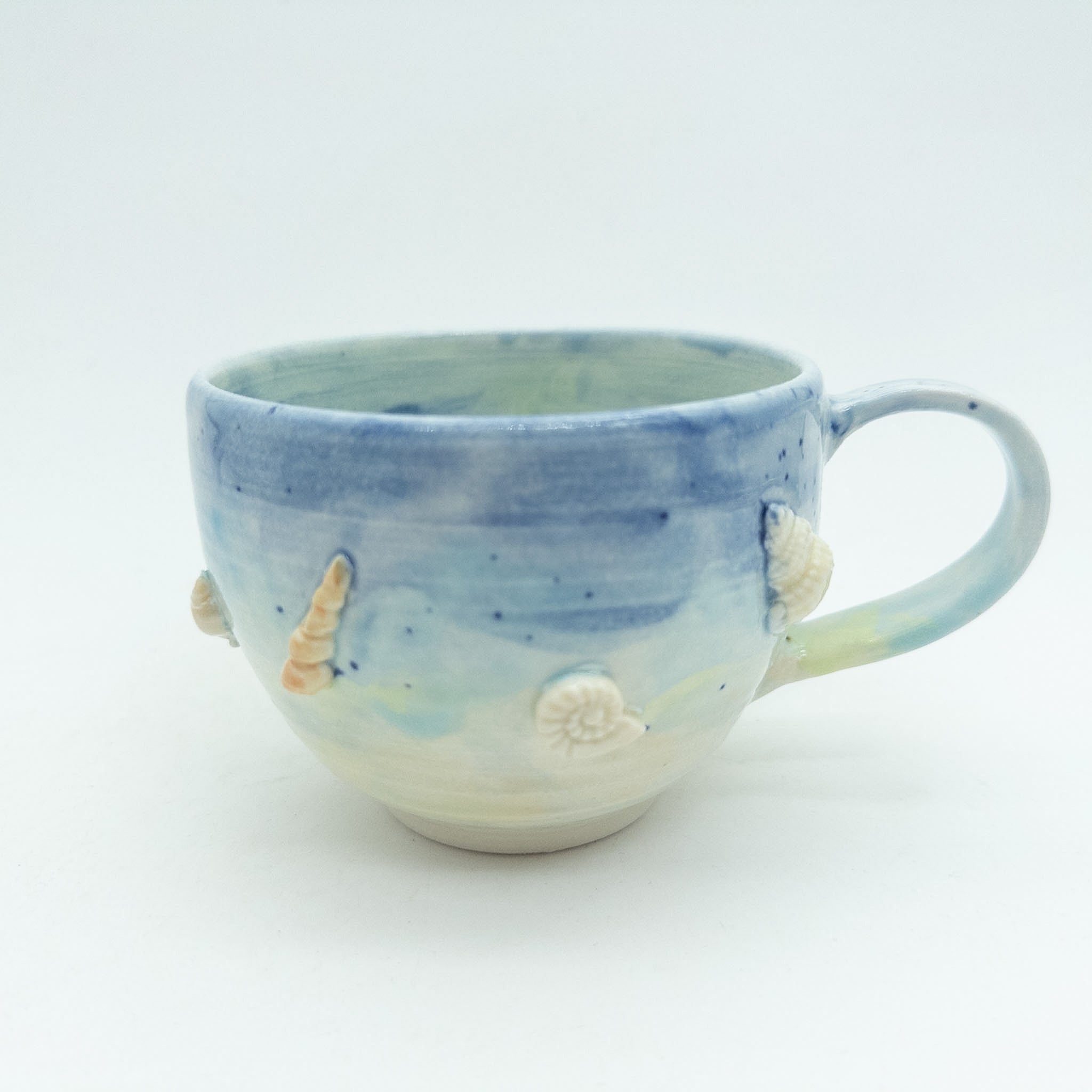 Kop med hav og skaller