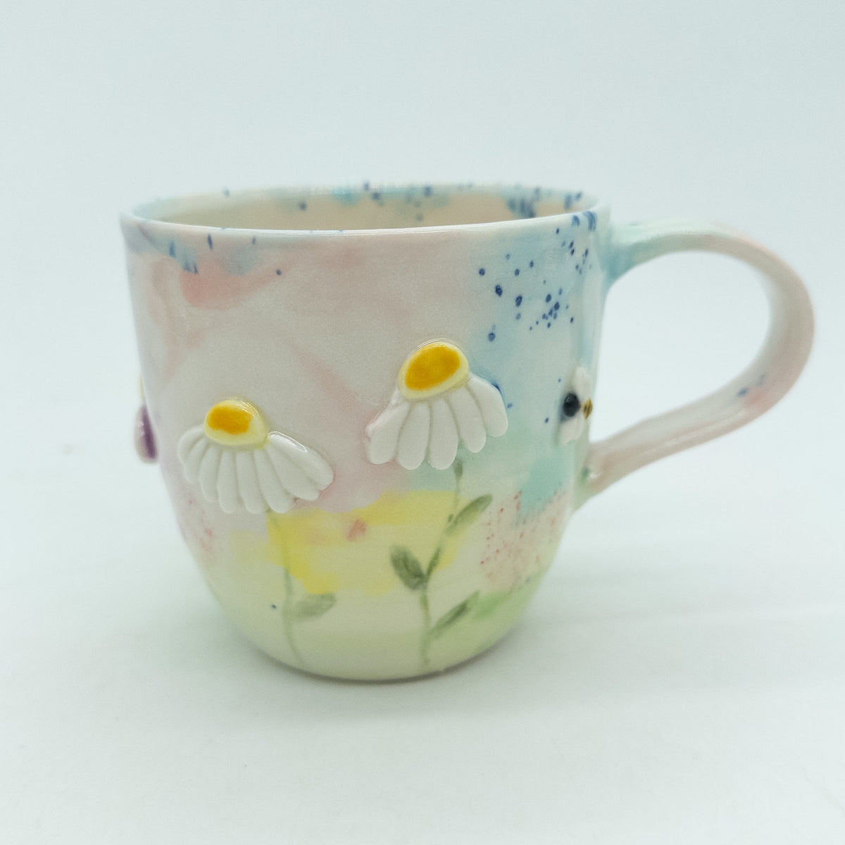 Kop med blomster og insekter