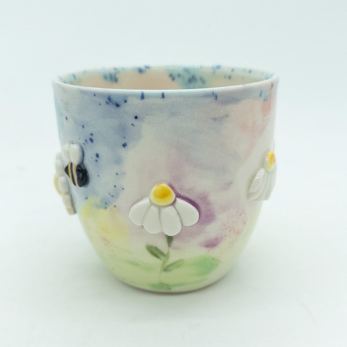 Kop med blomster og insekter